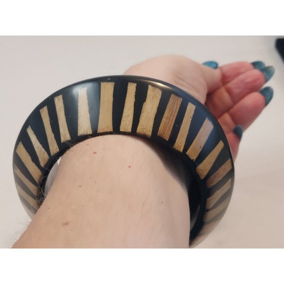 CHUNKY BICONE BANGLE BRACELET VINTAGE LUCITE WOOD BAMBOO 1.5" KENNETH JAY LANE - Picture 7 of 7